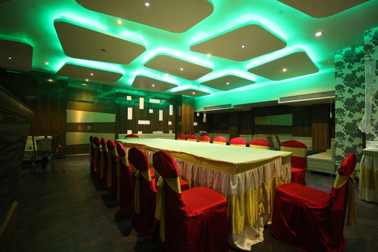 Oyo 8786 Hotel Maan Residency Ahmedabad Extérieur photo