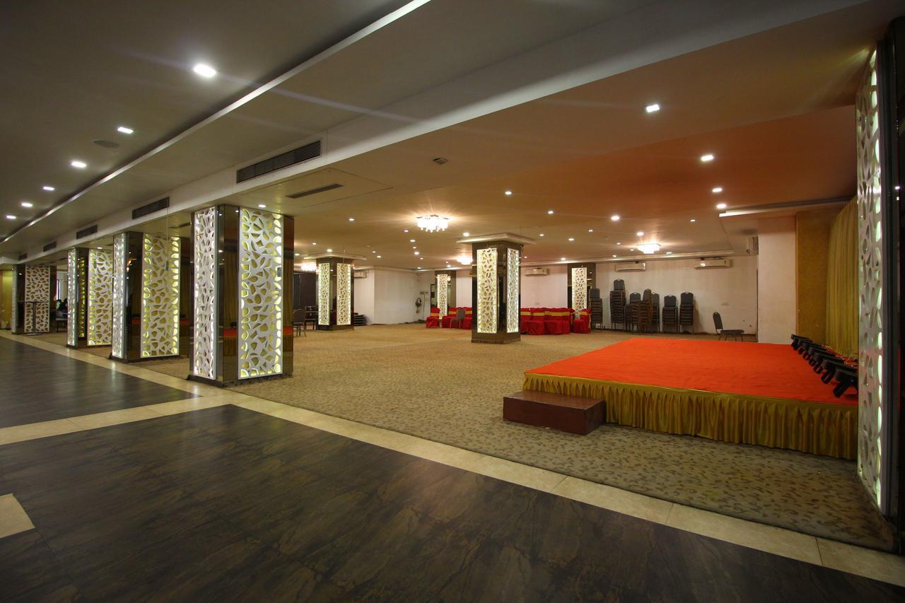 Oyo 8786 Hotel Maan Residency Ahmedabad Extérieur photo